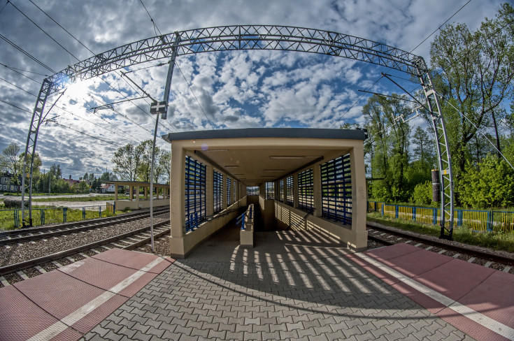 peron, przejście podziemne, stacja, Pendolino, pociąg, E65, Gąsocin, wiata, infrastruktura kolejowa