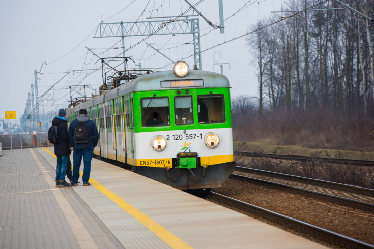 pasażer, peron, POIiŚ 2014-2020, Warszawa Jeziorki, Koleje Mazowieckie, infrastruktura pasażerska, pociąg pasażerski