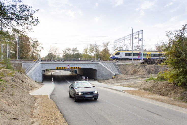 wiadukt, pociąg, LK93, samochód osobowy, Chrzanów, nowa infrastruktura, Zbożowa