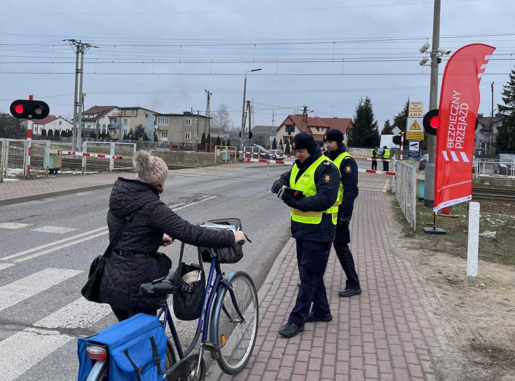 SOK, bezpieczny przejazd, przejazd kolejowo-drogowy, żółta naklejka, 112, akcja edukacyjna, ambasador bezpieczeństwa