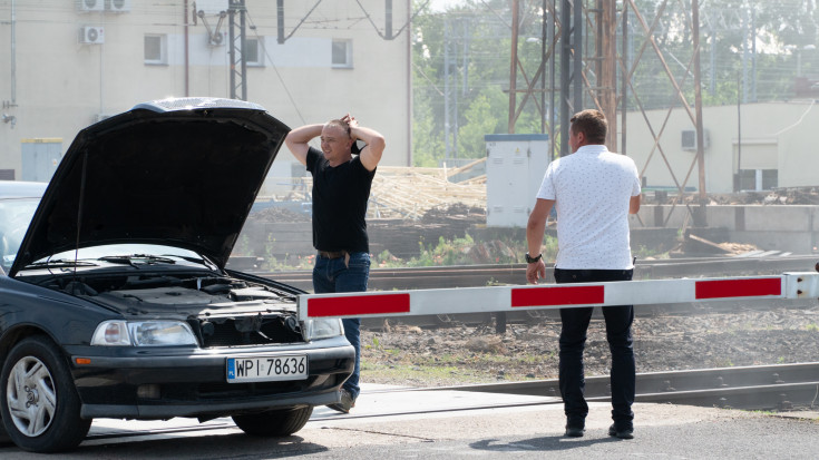 bezpieczny przejazd, symulacja, zderzenie, wypadek, przejazd kolejowo-drogowy, szlaban na ryzyko, kierowca, samochód, symulacja zderzenia, akcja ratunkowa