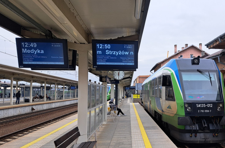 peron, stacja, Rzeszów Główny, nowa infrastruktura, nowy SDIP, pociąg osobowy