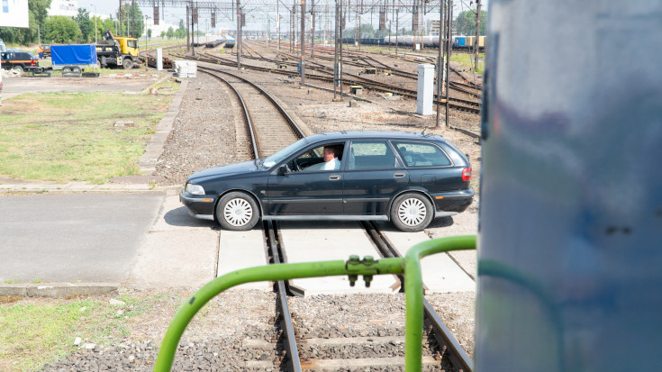 bezpieczny przejazd, symulacja, zderzenie, wypadek, przejazd kolejowo-drogowy, szlaban na ryzyko, kierowca, samochód, symulacja zderzenia, akcja ratunkowa