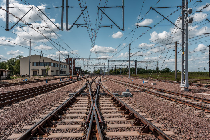 sieć trakcyjna, Korsze, tor, rozjazd, nowa sieć trakcyjna, LK38, KPO, inwestycje w realizacji