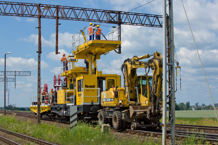 sieć trakcyjna, modernizacja, CEF, Łącząc Europę, E20, pracownicy, robotnicy, pracownik, pociąg techniczny, demontaż, LK3, Sokołowo Wrzesińskie, demontaż sieci trakcyjnej, prace budowlane, inwestycja