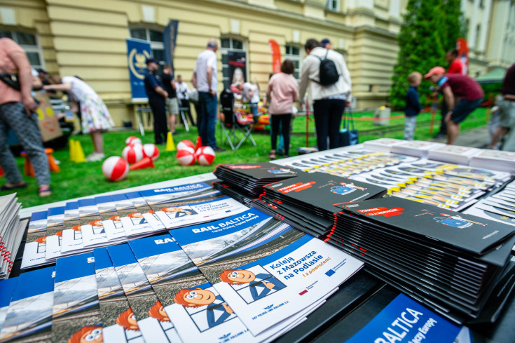 bezpieczny przejazd, kampania społeczna, materiał edukacyjny, dzień dziecka, edukacja dzieci, dzieci, dziecko, wydarzenie plenerowe, stoisko kampanii, KPRM, Kancelaria Prezesa Rady Ministrów, rodzice