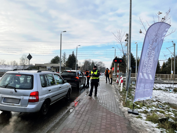 bezpieczny przejazd, akcja ulotkowa, przejazd kolejowo-drogowy, Nowa Iwiczna