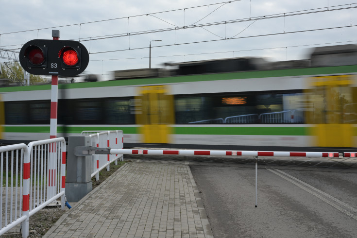 bezpieczny przejazd, przejazd kolejowo-drogowy, rogatka