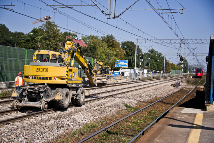 modernizacja, przejście podziemne, CEF, Łącząc Europę, LK447, robotnicy, koparka, Warszawa Ursus, prace budowlane, maszyna, przystanek, inwestycja