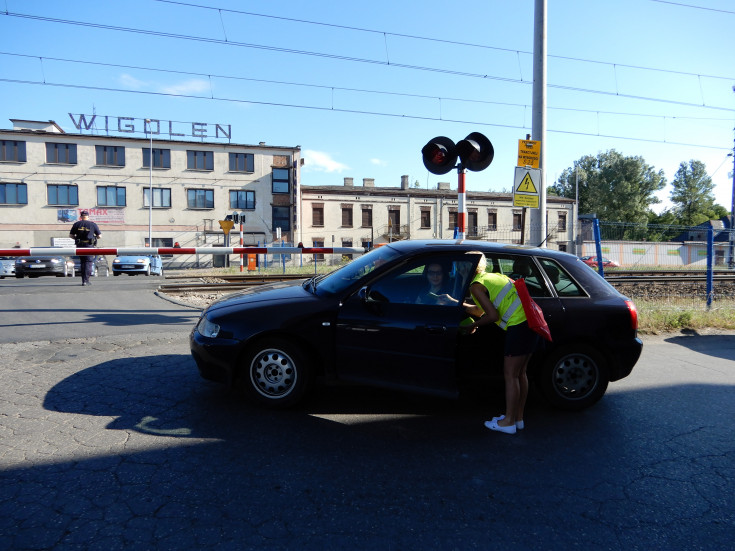 bezpieczeństwo, bezpieczny piątek, akcja informacyjna, akcja ulotkowa, koordynator, przejazd kolejowo-drogowy, kierowca