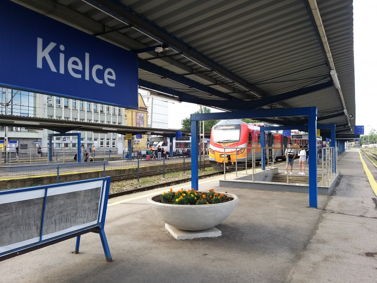 peron, stacja, Kielce, Koleje Śląskie, pociąg pasażerski