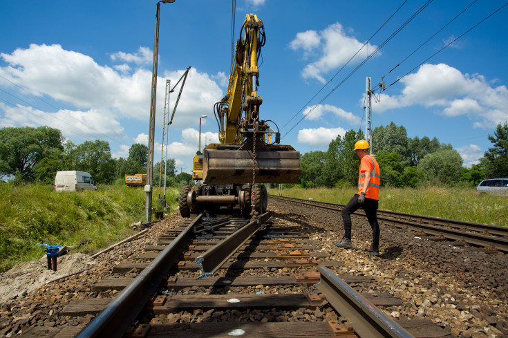 modernizacja, E20, pracownicy, robotnicy, podkłady, Podstolice, pracownik, tor, przed modernizacją, pociąg techniczny, demontaż, LK3, koparka, prace budowlane, maszyna, demontaż toru, inwestycja