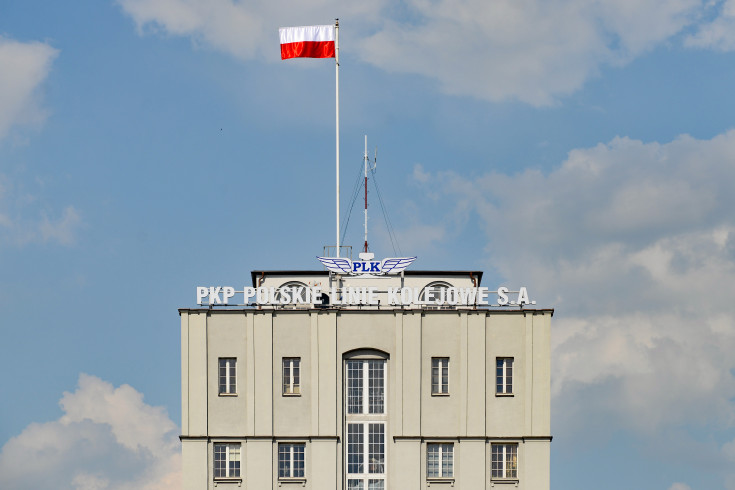 centrala, budynek, siedziba PLK, flaga biało-czerwona