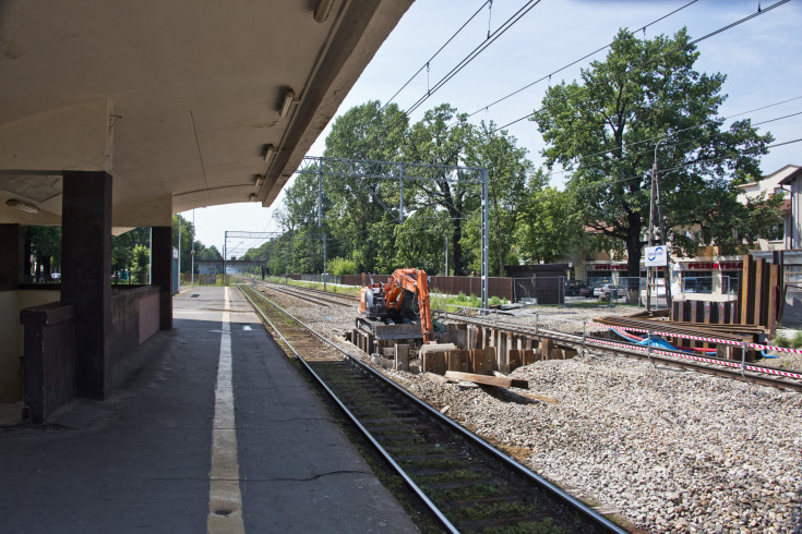 peron, modernizacja, CEF, Łącząc Europę, LK447, warszawski węzeł kolejowy, Milanówek, kolej aglomeracyjna, tor, koparka, aglomeracja warszawska, prace budowlane, maszyna, przystanek, inwestycja