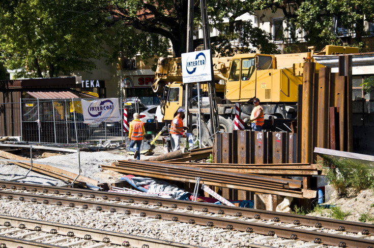 peron, modernizacja, CEF, Łącząc Europę, LK447, robotnicy, warszawski węzeł kolejowy, Milanówek, kolej aglomeracyjna, aglomeracja warszawska, prace budowlane, przystanek, inwestycja