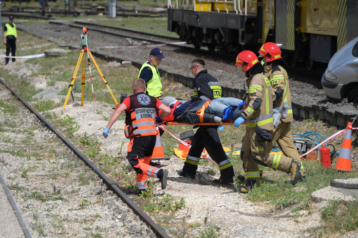 bezpieczny przejazd, zderzenie, przejazd kolejowo-drogowy, straż pożarna, strażak, wydarzenie plenerowe, symulacja zderzenia, akcja ratunkowa, akcja ratownicza