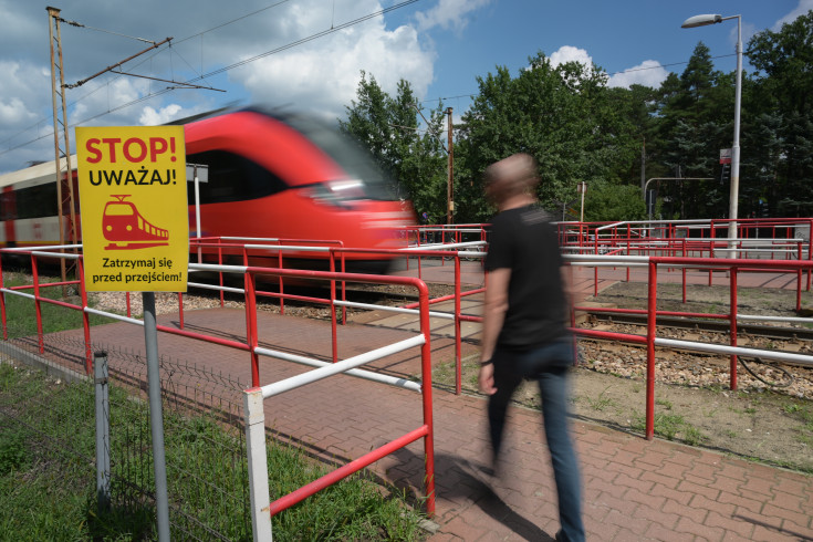bezpieczeństwo, krzyż św. Andrzeja, Józefów, przejście pieszo-rowerowe