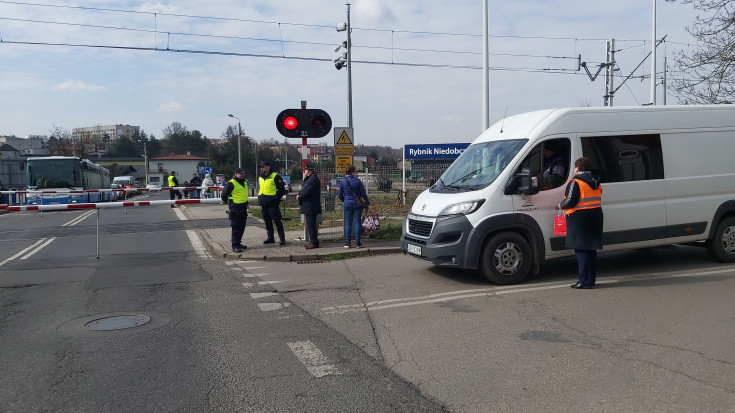 przejazd kolejowo-drogowy, autobus, patrol SOK, samochód, rogatka