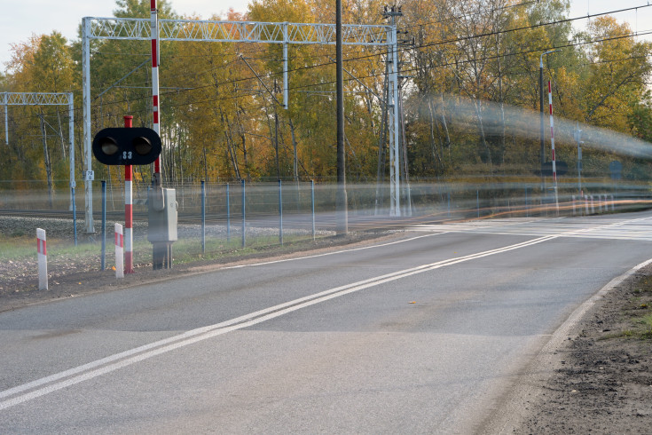 bezpieczny przejazd, przejazd kolejowo-drogowy, żółta naklejka, rogatka
