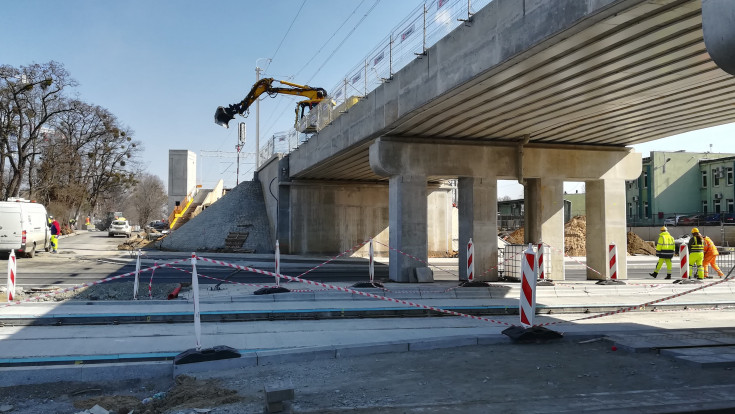 LK143, nowa infrastruktura pasażerska, Długa