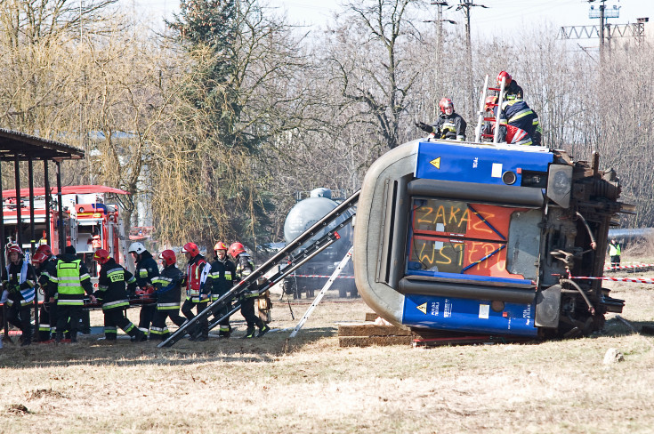 bezpieczeństwo, Legnica, PKP Intercity, straż pożarna, ratownictwo techniczne, awaria, wykolejenie, ratownictwo, wagon, PKP Cargo, ćwiczenia, pożar, ogień, gaszenie pożaru