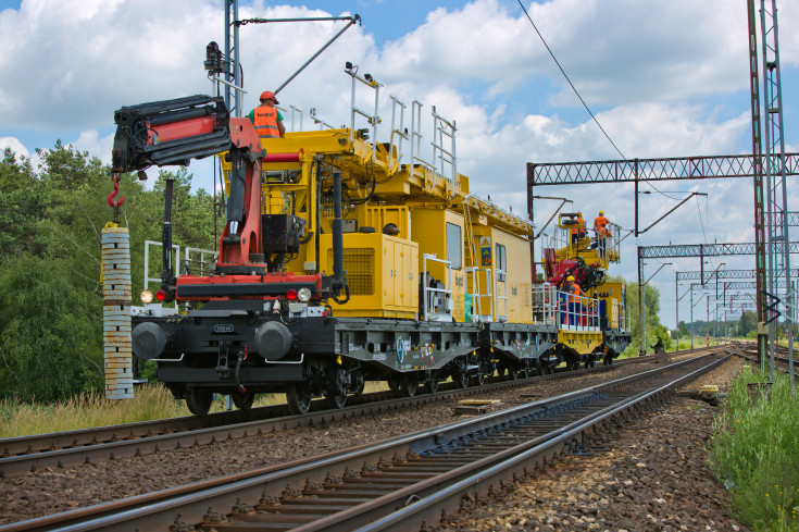 sieć trakcyjna, modernizacja, CEF, Łącząc Europę, E20, pracownicy, robotnicy, pracownik, pociąg techniczny, demontaż, LK3, Sokołowo Wrzesińskie, demontaż sieci trakcyjnej, prace budowlane, inwestycja