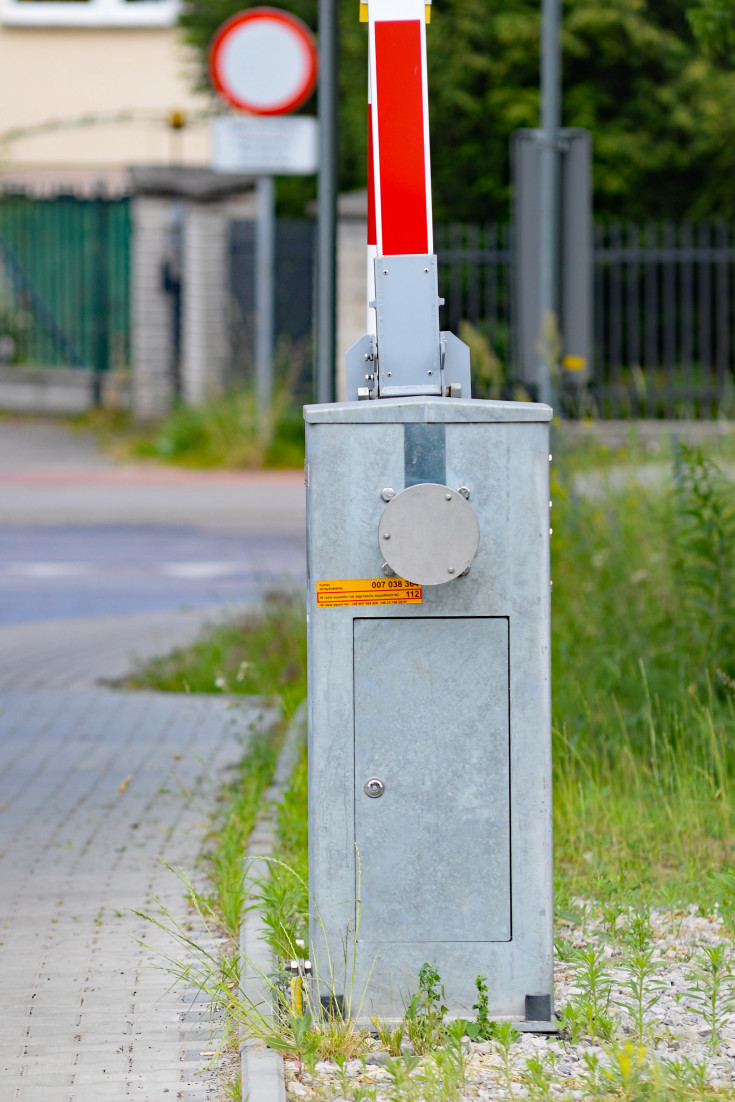 szlaban, przejazd kolejowo-drogowy, LK7, Celestynów, żółta naklejka, napęd rogatkowy, rogatka, Jankowskiego, zmodernizowany przejazd