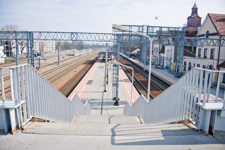 peron, stacja, CEF, Łącząc Europę, LK447, Grodzisk Mazowiecki, kładka, schody, infrastruktura kolejowa, inwestycja