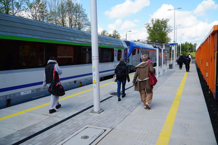 pasażer, nowa infrastruktura, nowy peron, Dąbrowa Białostocka, pociąg osobowy