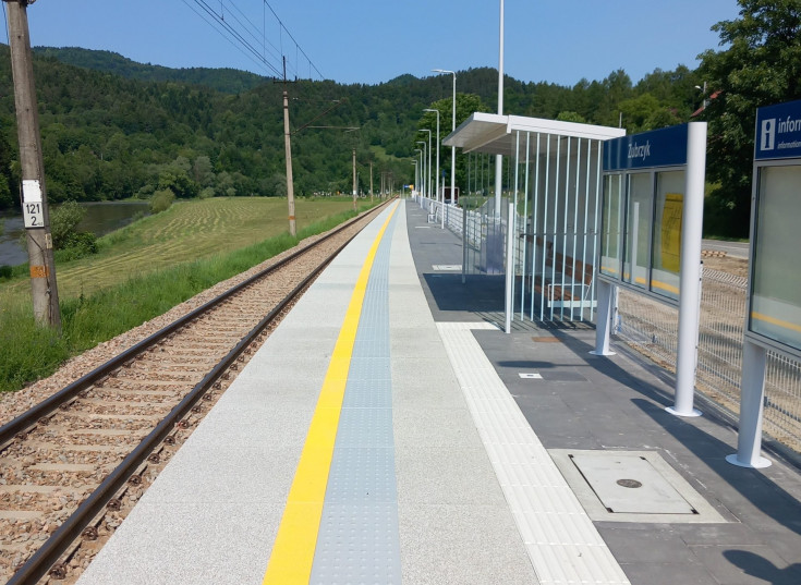 nowa wiata, przystanek, nowe oznakowanie, nowy peron, nowa tablica informacyjna, Zubrzyk