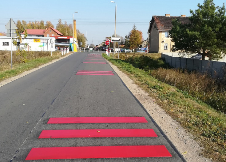 bezpieczny przejazd, żółta naklejka, pasy akustyczno-wibracyjne, dodatkowe oznakowanie