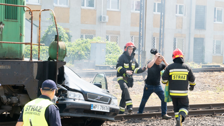 bezpieczny przejazd, symulacja, zderzenie, wypadek, przejazd kolejowo-drogowy, szlaban na ryzyko, kierowca, straż pożarna, samochód, strażak, symulacja zderzenia, akcja ratunkowa