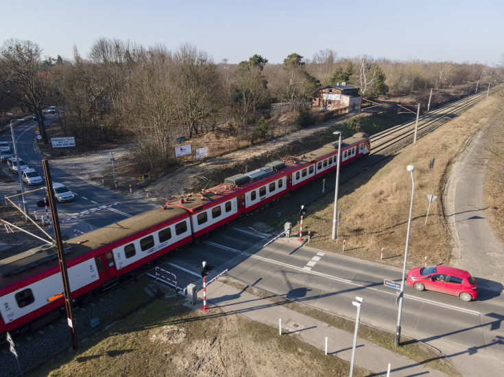 Poznań, nowa infrastruktura, nowy wiadukt drogowy, widok z lotu ptaka, pociąg osobowy