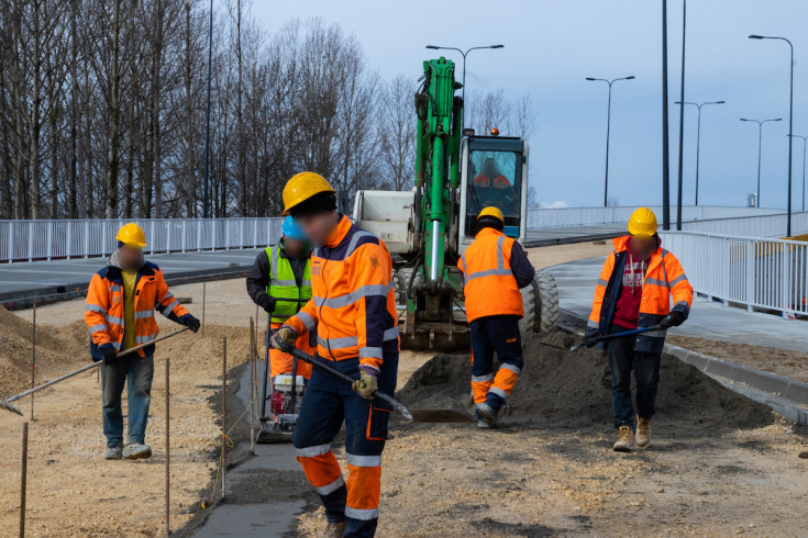 POIiŚ 2014-2020, robotnicy, LK8, Warszawa Jeziorki, nowy wiadukt, budowa wiaduktu, nowy wiadukt drogowy, budowa wiaduktu drogowego