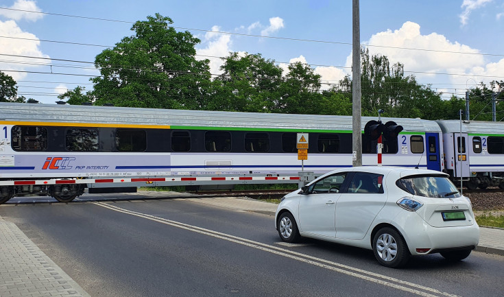 szlaban, przejazd kolejowo-drogowy, LK7, kierowca, pociąg, PKP Intercity, sygnalizacja, Celestynów, rogatka, nowa sygnalizacja, samochód osobowy, Jankowskiego, zmodernizowany przejazd