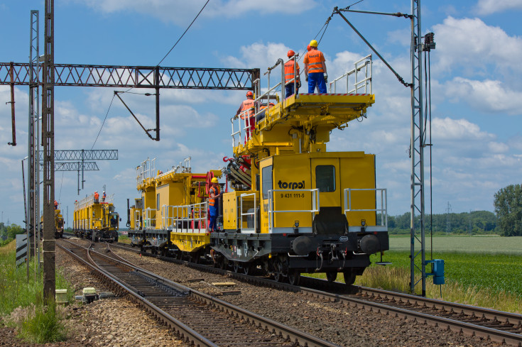 sieć trakcyjna, modernizacja, CEF, Łącząc Europę, E20, pracownicy, robotnicy, pracownik, pociąg techniczny, demontaż, LK3, Sokołowo Wrzesińskie, demontaż sieci trakcyjnej, prace budowlane, inwestycja