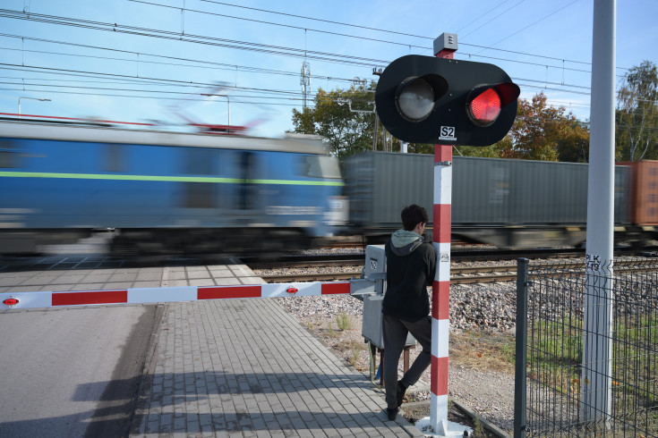 przejazd kolejowo-drogowy, sygnalizacja, rogatka