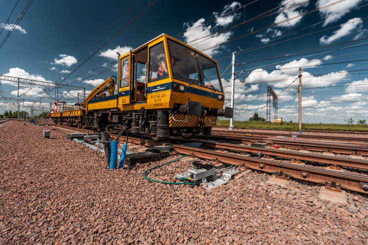 Korsze, robotnicy, pociąg techniczny, maszyna, LK38, KPO, inwestycje w realizacji