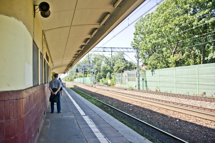 peron, CEF, Łącząc Europę, LK447, wiata, warszawski węzeł kolejowy, Brwinów, kolej aglomeracyjna, przed modernizacją, aglomeracja warszawska, przystanek, inwestycja