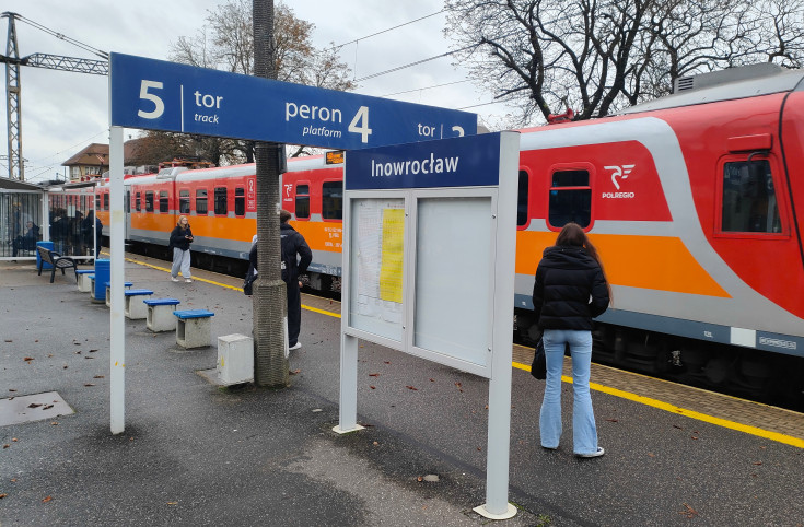 pasażer, peron, stacja, Inowrocław, pociąg pasażerski