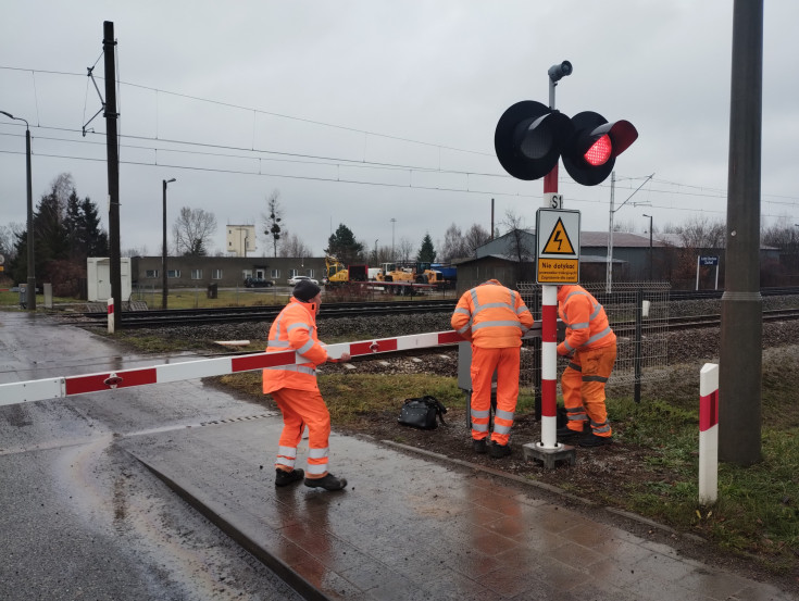 bezpieczny przejazd, przejazd kolejowo-drogowy, Łódź, briefing prasowy, wyłamanie rogatki