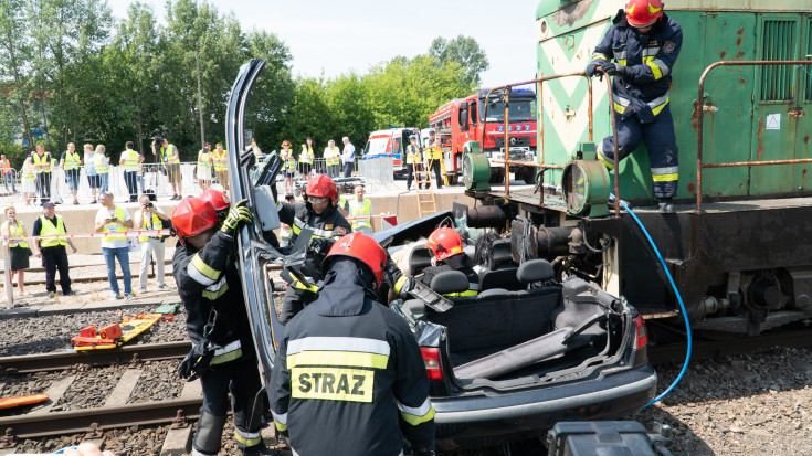 bezpieczny przejazd, symulacja, zderzenie, wypadek, przejazd kolejowo-drogowy, szlaban na ryzyko, kierowca, straż pożarna, samochód, strażak, symulacja zderzenia, akcja ratunkowa