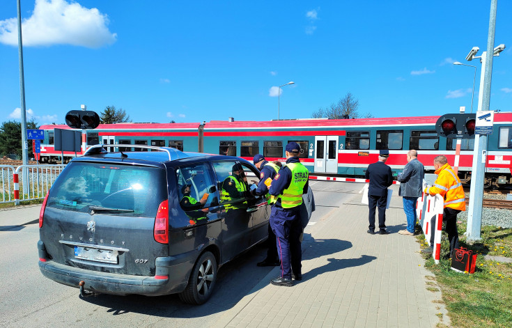 akcja ulotkowa, przejazd kolejowo-drogowy, samochód osobowy, pociąg pasażerski, ambasador bezpieczeństwa