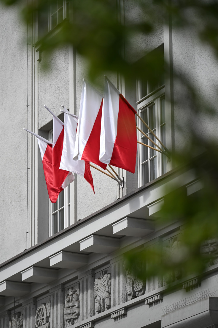 centrala, budynek, iluminacja, flaga biało-czerwona, dekoracja