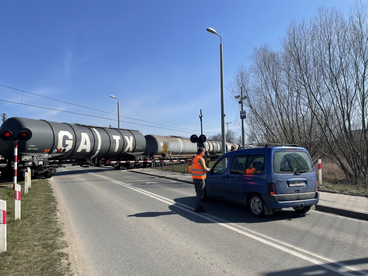 akcja ulotkowa, przejazd kolejowo-drogowy, pociąg towarowy, żółta naklejka, znak STOP, funkcjonariusz SOK, ambasadorzy bezpieczeństwa