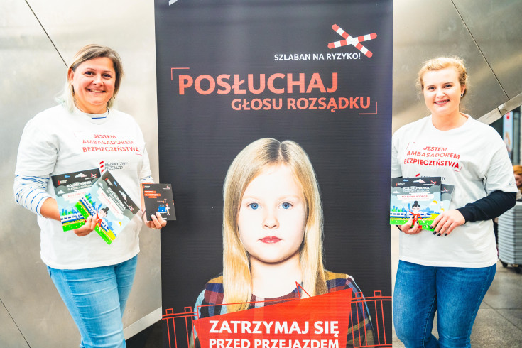 bezpieczny przejazd, kampania społeczna, akcja ulotkowa, Warszawa Centralna, edukacja, edukacja dzieci, stoisko kampanii, edukacja dorosłych, akcja edukacyjna, ambasador bezpieczeństwa, ambasadorzy bezpieczeństwa, koordynator kampanii