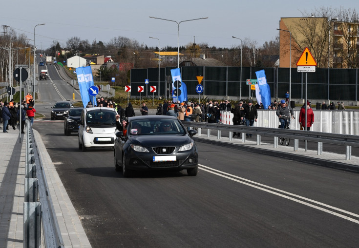 E20, Łowicz, nowa infrastruktura, nowy wiadukt drogowy, auto, pieszy