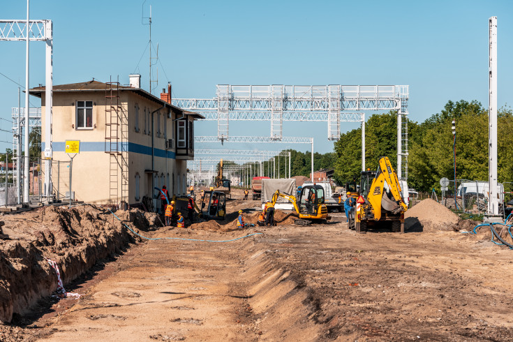 stacja, robotnicy, modernizacja stacji, maszyna, Ostróda, KPO, roboty budowlane, warmińsko-mazurskie