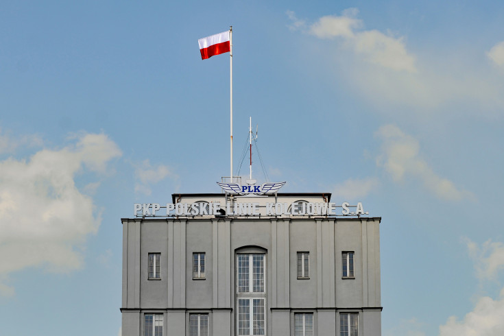 centrala, budynek, siedziba PLK, flaga biało-czerwona