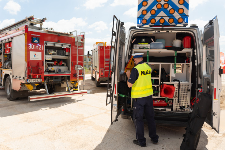 bezpieczny przejazd, kampania społeczna, przejazd kolejowo-drogowy, straż pożarna, policja, napęd rogatkowy, wydarzenie plenerowe, symulacja zderzenia